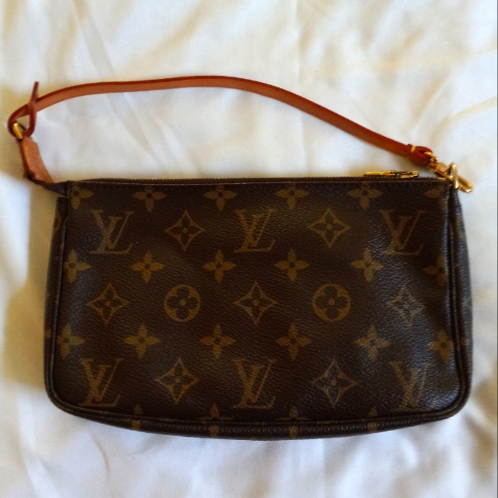 Louis Vuitton pochette excellent condition.